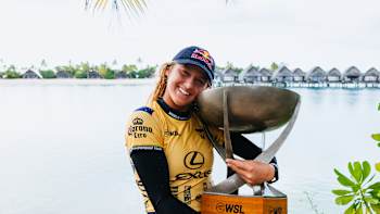 Molly Picklum aus Australien nach dem Gewinn des Weltmeistertitels 2025 bei den Lexus WSL Finals Fiji am 2. September 2025 in Cloudbreak, Tavarua, Fiji.