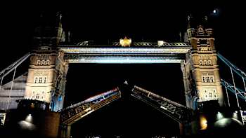 Il pilota di Freestyle Motocross Robbie Maddison salta il Tower Bridge a Londra