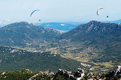Parapente por encima de un castillo