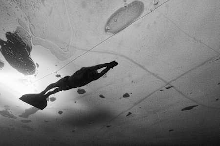 Stig Severinsen taucht unterm Eis.