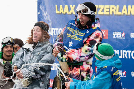 Kevin Pearce sur le podium du Burton European Open à Laax en Suisse.
