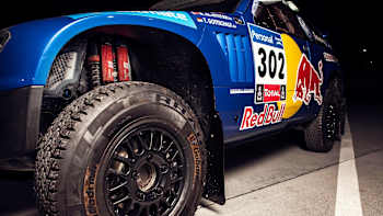 Rallye Dakar : Zoom sur les roues motrices d'une voiture de rallye-raid du Dakar.