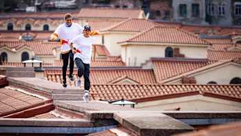 Die Freerunner Hazal Nehir und Dominic Di Tommaso performen auf den Dächern des Großen Basars von Istanbul in der Türkei.
