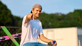 Le skateur Madars Apse pose pour une photo pendant le tournage de Kasso.