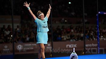 Beatriz González raises her arms in jubilation after winning the 2025 Asuncion Premier Padel P2 in Paraguay, a thrilling moment under Red Bull’s dynamic spotlight