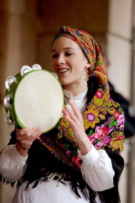 Woman playing the oriental riq