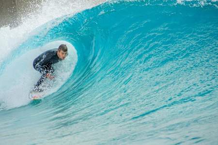 El surfista Natxo González en un tubo en The Wave, Bristol, Reino Unido.
