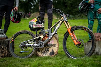santa cruz v10 red