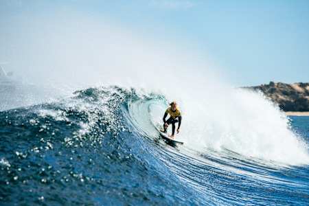 Caitlin Simmers aus den Vereinigten Staaten surft in Heat 3 der Eröffnungsrunde beim Western Australia Margaret River Pro am 11. April 2024 in Margaret River, Western Australia, Australien. 