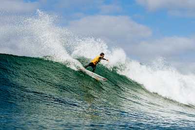 Griffin Colapinto surfe une vague lors du Rip Curl Pro Bells Beach 2024.