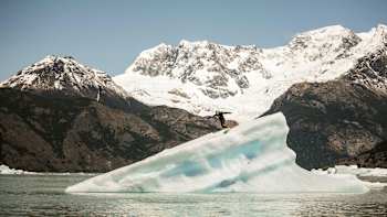 Parks Bonifay gleitet einen Eisberg hinunter.
