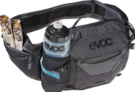 Die Hüfttasche von evoc gefüllt mit Müsliriegel und Trinkflasche