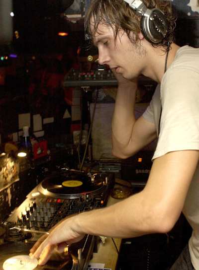 DJ Sideral durante una de sus sesiones en Siroco