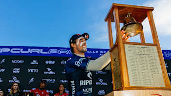 Jack Robinson rings the winner's bell at WSL Rip Curl Pro Bells Beach 2025