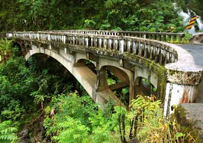 Un puente cruza una zona frondosa en una parte de la autopista Hana en Hawái.