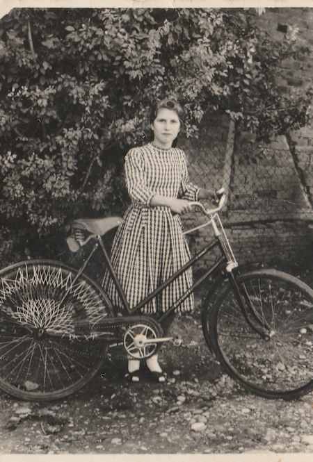 Tânără alături de bicicleta Carpați