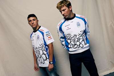 Isack Hadjar et Liam Lawson présentent le kit exclusif de l'équipe HUGO x Slawn Visa Cash App RB pour le Grand Prix de Grande-Bretagne 2025. 