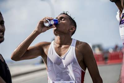 Un participant de la course Red Bull Catch 'the Ferry' prend une pause.