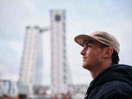 Victor Hoffer in front of the hotel and competition arena of the WFP Finals