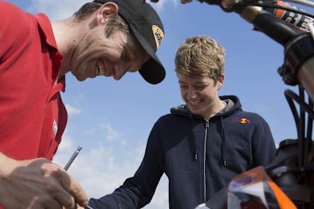 Ben Watson macht das Bike für den Sand fertig