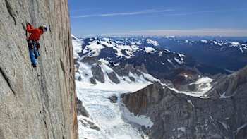 David Lama grimpe sur la face sud du Cerro Torre en Argentina