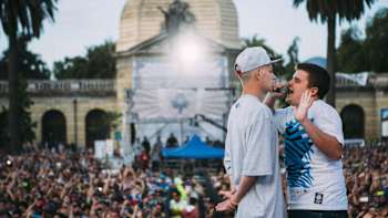 Dtoke y Arkano en la final mundial de Batalla de los Gallos 2015 en Santiago de Chile.