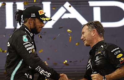 Christian Horner félicite le champion du monde Lewis Hamilton au Grand Prix d'Abu Dhabi de Formule 1.