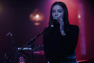 Oklou występuje na koncercie w ramach Red Bull Music Academy w Montreulu, w Kanadzie 5 kwietnia 2018 r.