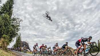 Szymon Godziek głową w dół nad Tour de Pologne