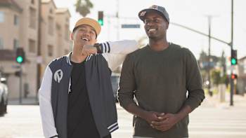 Hoa "Anakin" Luu y Darryl "Snake Eyez" Lewis posan para el episodio 2 de Red Bull Conquest Road Trip en Los Ángeles, CA, EE.UU. el 24 de septiembre de 2019.