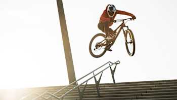 Fabio Wibmer en acción durante el proyecto Follow Fabio en Hamburgo, Alemania, el 30 de septiembre de 2019.