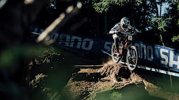 Loïc Bruni en acción durante la Copa del Mundo de Descenso en Lousã, Portugal, el 30 de octubre de 2020.