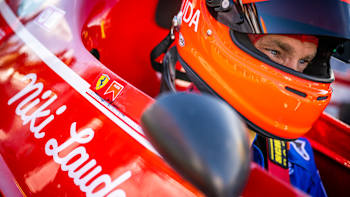 Mathias Lauda im historischen Boliden seines legendären Vaters