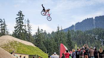 Erik Fedko, 17 Ağustos 2019'da Kanada'nın Whistler kentindeki Red Bull Joyride'da sahne alıyor.