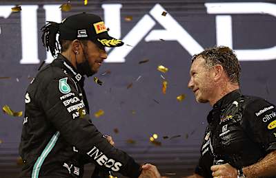 Christian Horner félicite le champion du monde Lewis Hamilton au Grand Prix d'Abu Dhabi de Formule 1.