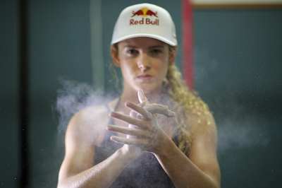 La star du SUP Jordan Mercer s'entraine en faisant de la musculation