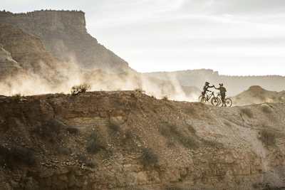 Tyler McCaul y Carson Storch se saludan en el Red Bull Rampage.
