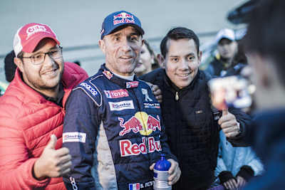Le vainqueur de la 8e du Dakar 2018, Stéphane Peterhansel et l’ancien champion de France de skate.