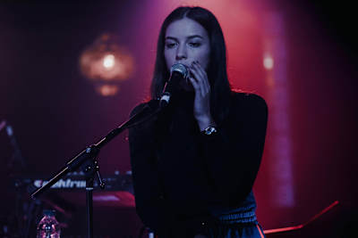 Oklou występuje na koncercie w ramach Red Bull Music Academy w Montreulu, w Kanadzie 5 kwietnia 2018 r.