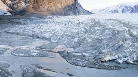 Kayakista cerca del glaciar en Groenlandia.