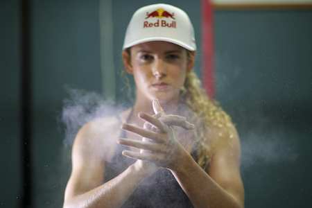 La star du SUP Jordan Mercer s'entraine en faisant de la musculation