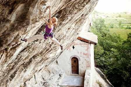La grimpeuse Angy Eiter est l'une des meilleures au monde. Elle escalade ici une paroi côtée 8c+.