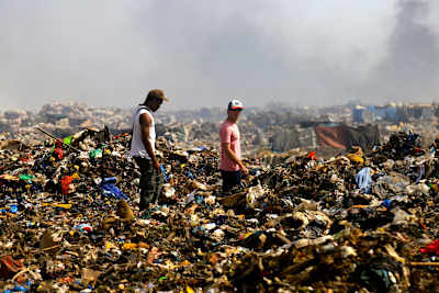 L'entrepreneur Jules Coignard marchent dans les déchets au Sénégal en Afrique du Sud.