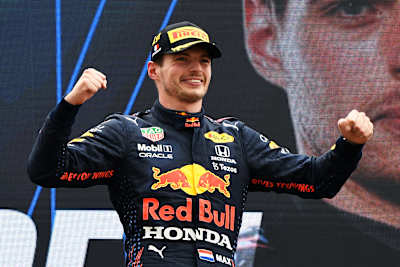 Der Sieger des Großen Preises von Frankreich 2021, Max Verstappen, feiert mit Red Bull Racing seinen Sieg auf dem Podium.