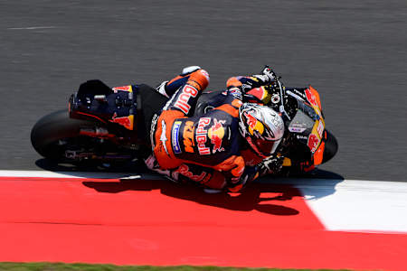Pedro Acosta von Red Bull KTM Factory Racing lehnt sich beim 18. Stopp der MotoGP-Weltmeisterschaft in Indonesien im Oktober 2025 in eine Kurve auf dem Mandalika International Street Circuit