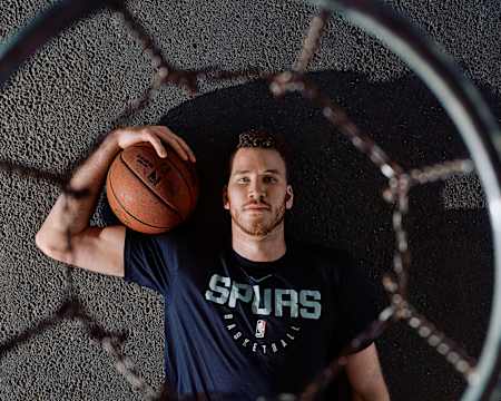 Mein Ball! – Jakob Pöltl ist der erste NBA-Star aus Österreich.
