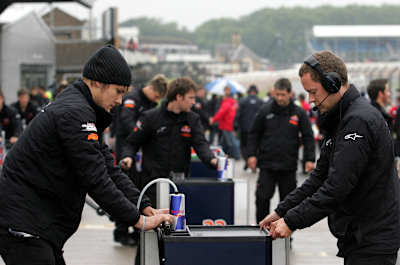 Mechanics getting ready for the race in Donington 2008