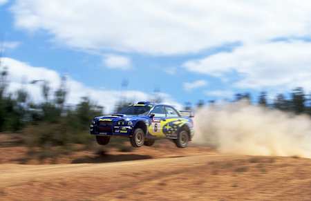 Petter Solberg salta en el Rally de Australia con su Subaru Impreza WRC de 2001.