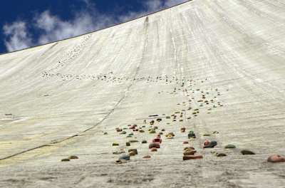 Ce barrage en Suisse, un mur difficile à grimper