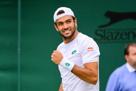 Matteo Berrettini célèbre pendant son match contre Aljaz Bedene au troisième tour du simple à Wimbledon au All England Lawn Tennis and Croquet Club le 3 juillet 2021 à Londres, en Angleterre.